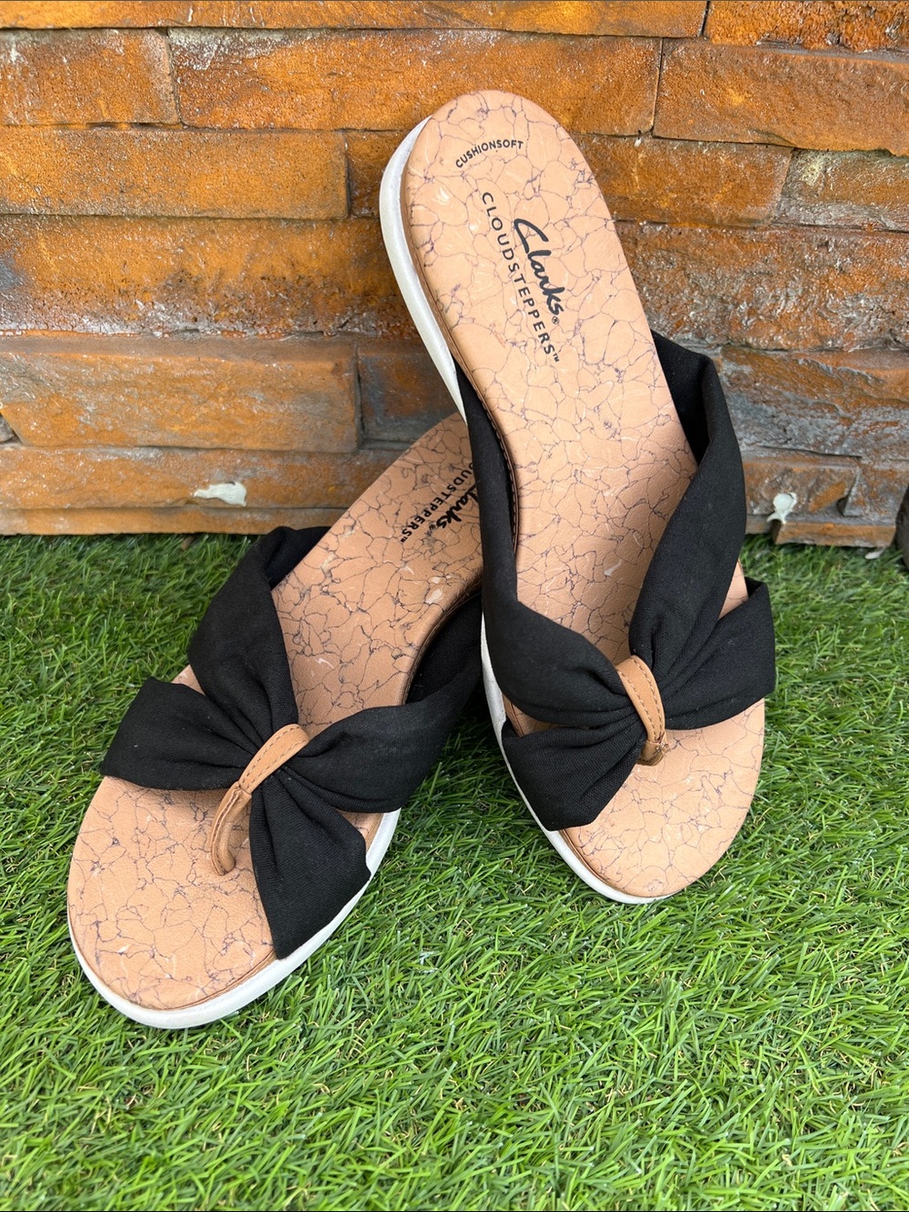CLARKS SIZE 7.5 Women's Eliza Shore slide sandals featuring black textile straps